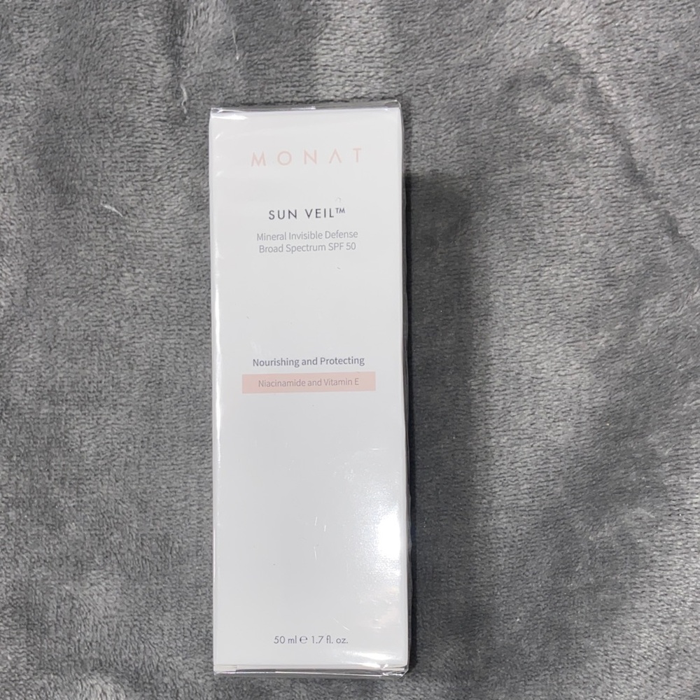 Monat Sun Veil Mineral Defense SPF 50 - White
